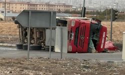 Niğde açık cezaevi kavşağında kamyon yan yattı