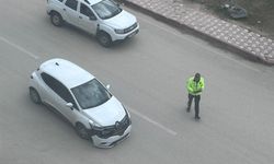 Özbelde mevkiinde iki otomobil çarpıştı