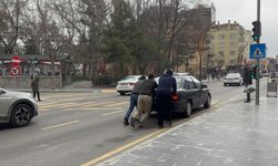 Niğde’de yolda kalan sürücüye vatandaştan destek