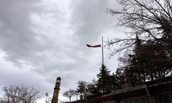 Şiddetli rüzgâr bayrakları yırttı