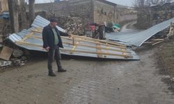 Himmetli köyünde fırtına çatı uçurdu