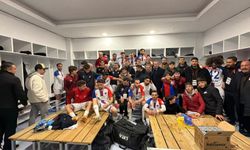 Galibiyet sonrası Vali Akmeşe, soyunma odasında sporcuları tebrik etti