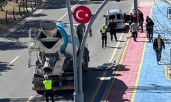 Niğde’de beton mikseri hafif ticari araca çarptı: 1 yaralı