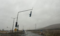 Niğde’de trafik ışıkları fırtınada zarar gördü
