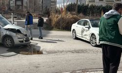 Niğde’de iki araç çarpıştı, şans eseri yaralanan olmadı