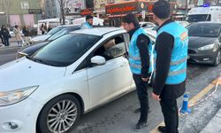 AK Parti Niğde İl Gençlik Kolları’ndan trafikte iftara yetişemeyenlere ikram