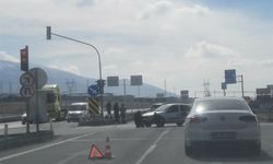 Gümüşler kavşağında 2 otomobil çarpıştı