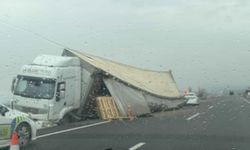 Niğde-Kayseri yolunda palet yüklü tır devrildi