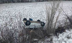 Direksiyon hakimiyeti kaybedilen araç takla attı