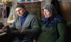 64 yıllık ayakkabı tamircisi, her sabah dükkanını eşiyle açıyor