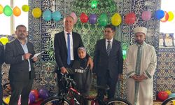 Altunhisar'da teravihe devam eden öğrencilere bisiklet ödülü