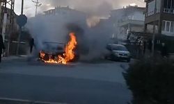 Niğde’de park halindeki otomobil alev alev yandı