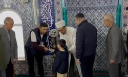 Bayram namazı sonrası çocuklara harçlık dağıtıldı