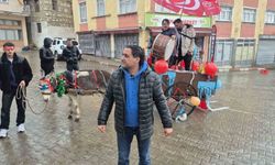 Davulcular bahşişi süslenen eşek arabasıyla topluyor