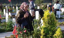 Deprem şehitliğinde hüzünlü bayram