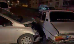 Niğde’de park halindeki otomobile çarptı: 2 yaralı