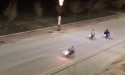 Niğde’de motosikletli gençlerin tehlikeli yarışı kamerada