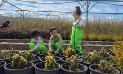 Minik öğrenciler fidanlıkta doğayla buluştu