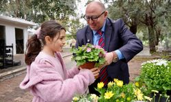 Kabir ziyaretine gelenlere çiçek dağıtıldı