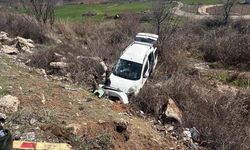 Hafif ticari araç şarampole girdi: 4 yaralı