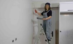 Hemcinsleri tırnaklarını boyarken o duvarları boyamayı tercih etti