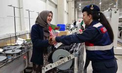 Jandarma 8 Mart Kadınlar Günü dolayısıyla fabrika işçisi kadınları unutmadı