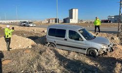 Yoldan çıkan hafif ticari aracın sürücüsü yaralandı