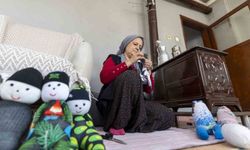 Kadınlar çoraptan oyuncak yapıyor