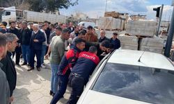 Otomobil inşaat malzemelerine çarptı: 2'si ağır 3 yaralı