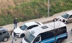 Otomobil sürücüsü motosikletliye copla saldırdı