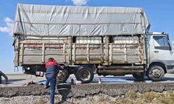 Sıkışan balata kamyonun lastiğini yaktı