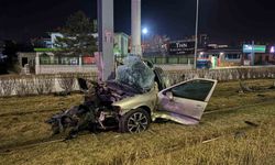 Direğe çarpan otomobil kağıt gibi büküldü: 1 yaralı