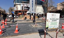 Niğde’de Cumhuriyet Meydanı’nda kaldırım düzenlemesi