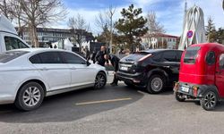 Meydanda 2 otomobil çarpıştı