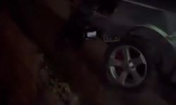 Niğde’de otomobil kaldırıma çıktı