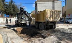 Niğde’de kanalizasyon hattı nedeniyle yol onarılıyor