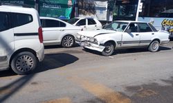 Otomobil ışıkta duran başka otomobile çarptı