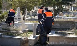 Niğde Belediyesi'nden bayram öncesi mezar temizliği