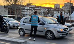 AK Parti Niğde Gençlik Kolları trafikte iftar ikramı yaptı