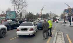 Niğde'de Cumhuriyet Meydanı'nda 2 otomobil çarpıştı