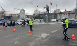 Niğde’de İstasyon caddesi trafiğe kapandı