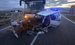 Niğde’de yolcu otobüsüyle otomobil çarpıştı