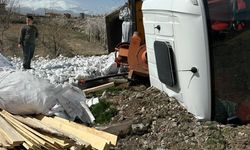 Altunhisar’da taş yüklü kamyon devrildi