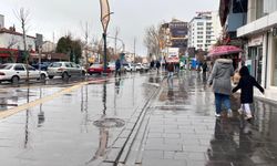 Niğde’de etkili olan yağış, caddeleri sessizliğe bürüdü