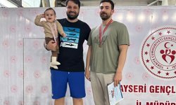 Antrenörlerden yüzmede çifte başarı