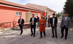 Altunhisar’da hayırsever desteğiyle yapılan eğitim alanları incelendi