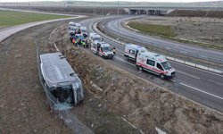 Virajı alamayan otobüs şarampole devrildi: 23 yaralı