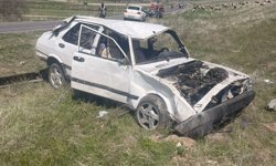 Seyir halindeki otomobil yoldan çıktı, takla attı