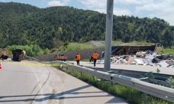 Devrilen tırın sürücüsü hayatını kaybetti