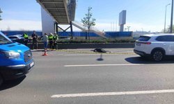 Üst geçitten düşen işçiyi otomobil ezdi